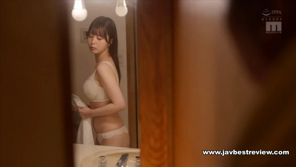 1514 MIDV-641 When I Stayed At My Son's House With Whom I Was Engaged To Live Together... I Couldn't Resist The Temptation Of My Son's Girlfriend's Breasts Without Realizing It... I Had Sex Over And Over Again Until I Used Up 10 Condoms Per Box. Hinano Kuno